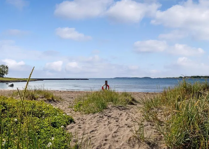 Pa Oslofjordens Storste Og Populaere Badestrand *